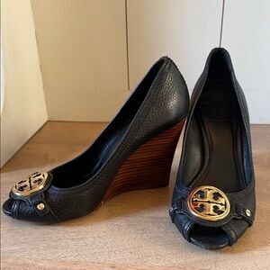 GUC Tory Burch Black Pebble Leather Wedge Heels w Gold Logo Accent Size 7M